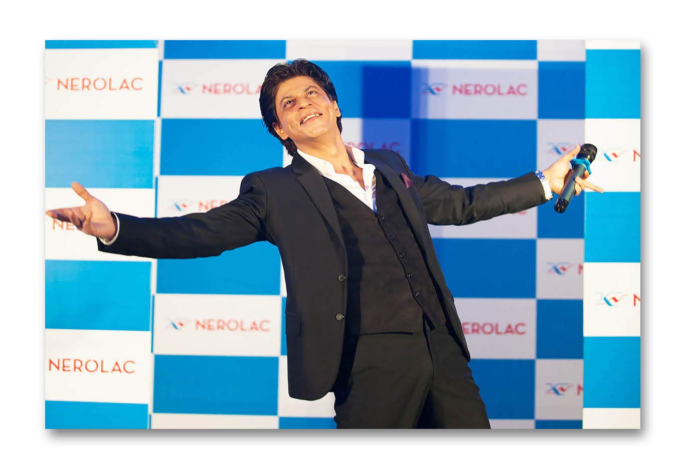 Shah Rukh Khan does his iconic pose as Pathaan's trailer plays at the Burj  Khalifa | Filmfare.com
